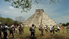 Agreden a un turista polaco que subió a pirámide de Chichén Itzá en México