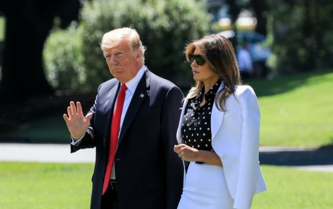 El presidente Donald Trump y la primera dama Melania Trump caminan en South Lawn para abordar Marine One en la Casa Blanca en Washington el 24 de agosto de 2018. (Samira Bouaou / La Gran Época)