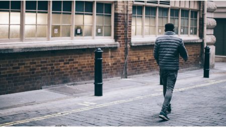 Caminó 33 km diarios para ir al trabajo por 10 años y premian su esfuerzo con un auto USD 300.000