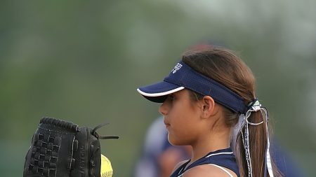 Nena que nació sin mano es una experta lanzadora de béisbol con una prótesis 3D hecha en casa