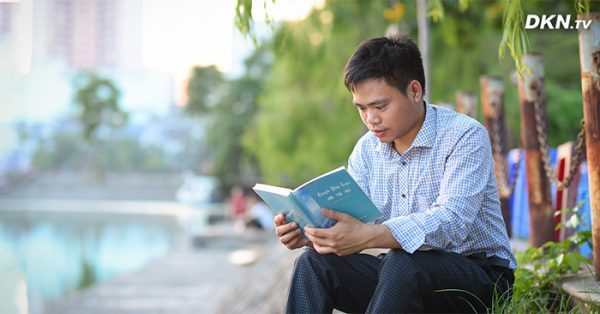 joven asiático leyendo Zhuan Falun