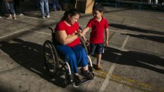 Este incansable niño se dedica a su madre discapacitada mientras asiste a la escuela, ¡es admirable!