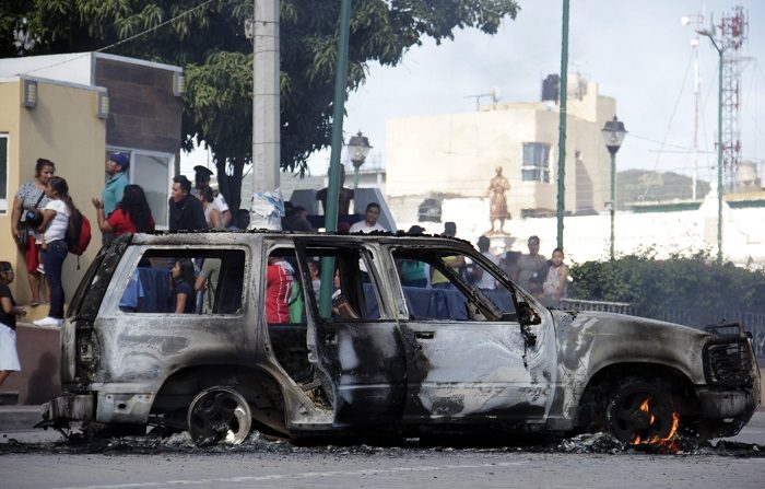 Fotografía que muestra un vehículo incinerado, donde transportaban a dos presuntos delincuentes que fueron quemados vivos por los pobladores de San Vicente Boquerón el pasado martes 29 de agosto de 2018, en el estado de Puebla (México). EFE