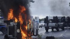 Manifestantes incendian un automóvil policial en la capital de Nicaragua