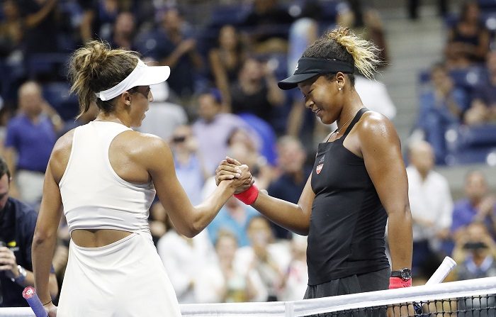 Osaka elimina a Keys y jugará su primera final de Grand Slam ante Serena Williams
Naomi Osaka (d) de Japón saluda a Madison Keys de Estados Unidos tras derrotarla en un partido de las semifinales del Abierto de Tenis de Estados Unidos en el Centro Nacional de Tenis USTA en Flushing Meadows, en Nueva York (EE.UU.). EFE
