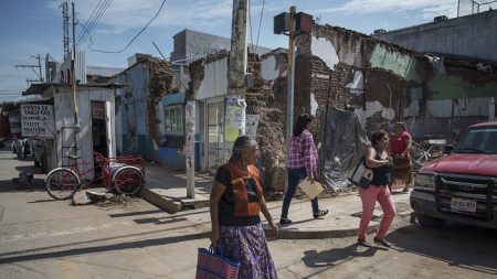 Supervivientes exponen sus cicatrices un año después del sismo en México