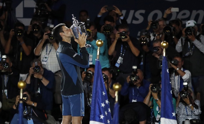 Djokovic vence a del Potro y se proclama el nuevo campeón del Abierto de EE.UU.
El tenista serbio Novak Djokovic (Imagen), sexto cabeza de serie, venció hoy por 6-3, 7-6 (4) y 6-3 al argentino Juan Martín del Potro, tercer favorito, en la final masculina y se proclamó nuevo campeón del Abierto de Estados Unidos. EFE
