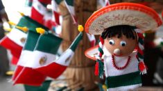 Pueblo mexicano se viste de color con banderas artesanales en fiestas patrias