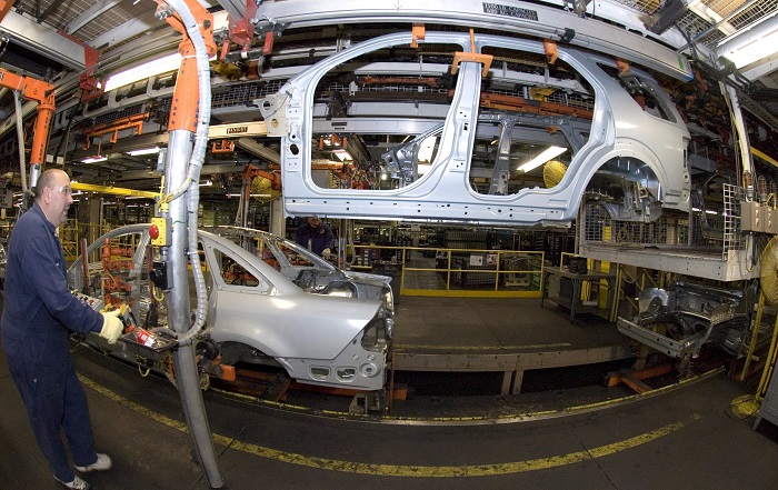  Fotografía que muestra parte del proceso de ensamblado de un coche en la planta ubicada en Chicago, Illinois, hoy viernes 22 de junio. Mulally visitó la planta para conocer el sistema de ensamblaje del automóvil Ford Taurus. EFE/Stephen J. Carrera