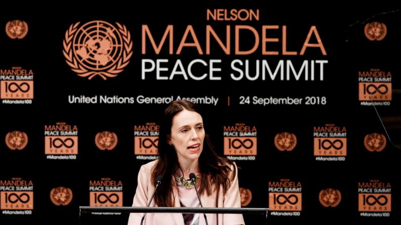 La primera ministra de Nueva Zelanda lleva a su bebé a la Asamblea de la ONU.
La primera ministra neozelandesa Jacinda Ardern interviene durante la cumbre de Naciones Unidas sobre La Paz, dedicada a la memoria del expresidente sudafricano Nelson Mandela, durante la Asamblea General de Naciones Unidas celebrada en Nueva York, EE.UU., el 24 de septiembre del 2018. EFE