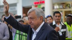 Surge polémica por beso del presidente electo de México a una reportera