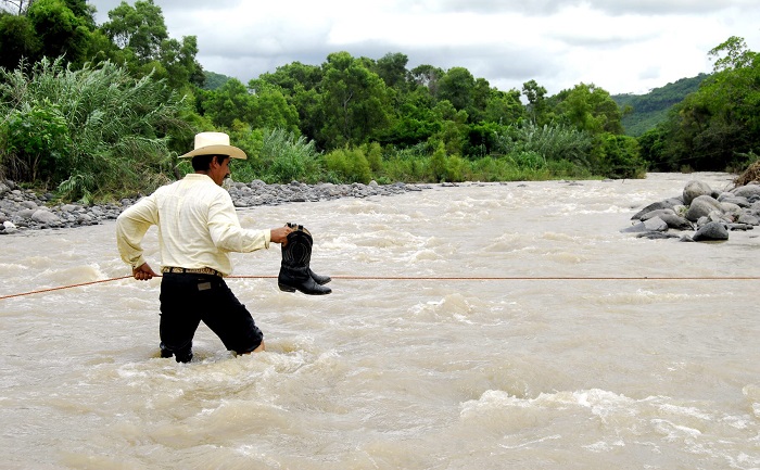 En el Pacífico mexicano, el huracán Rosa se degradó a la categoría 2 en la escala Saffir-Simpson mientras que la tormenta tropical Sergio se formó en las últimas horas. Ambos fenómenos favorecen lluvias en varios estados del occidente de México, informó hoy el Servicio Meteorológico Nacional (SMN). En la imagen el pronóstico de trayectoria de Rosa para los siguientes días. EFE/NHC/SOLO USO EDITORIAL/NO VENTAS