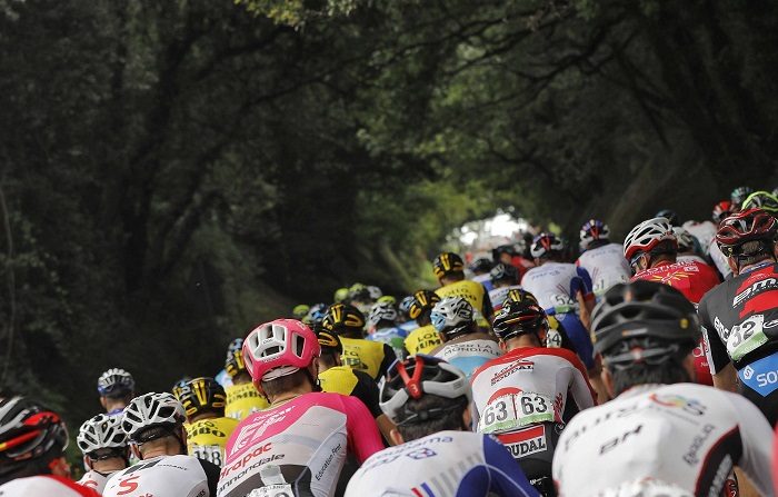 El pelotón durante la decimoséptima etapa de la Vuelta disputada entre Getxo y el Monte Oiz (Vizcaya), con un recorrido de 157 kilómetros. EFE/Manuel Bruqu