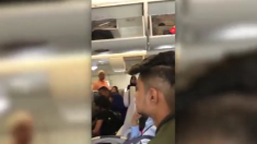 Pasajero de Emirates comparte vídeo del interior del avión retenido en Nueva York