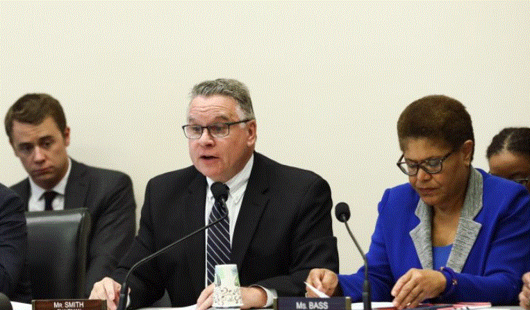 El representante Chris Smith (republicano por Nueva York) (C) y la representante Karen Bass (demócrata de California) en una audiencia sobre la responsabilidad de China por la producción de fentanilo en Washington el 6 de septiembre de 2018. (Samira Bouaou / La Gran Época)