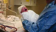 ¡Increíble! Esta enfermera descubre que su nuevo colega fue un bebé prematuro que salvó hace 28 años