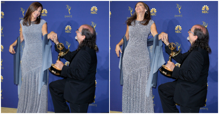 El director estadounidense Glenn Weiss sosteniendo el premio Emmy junto a su prometida Jan Svendsen, luego de que Weiss le propusiera matrimonio en el escenario de la ceremonia anual, el 17 de septiembre de 2018. EFE/Nina Prommer