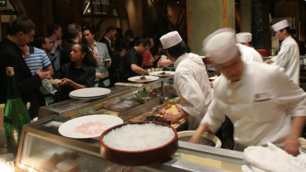 Triatleta se come 100 platos de una vez y le prohíben regresar al bufet de sushi libre