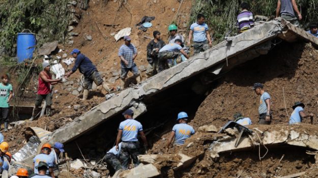 Luchan por rescatar decenas de personas atrapadas en una mina que sepultó el tifón Mangkhut