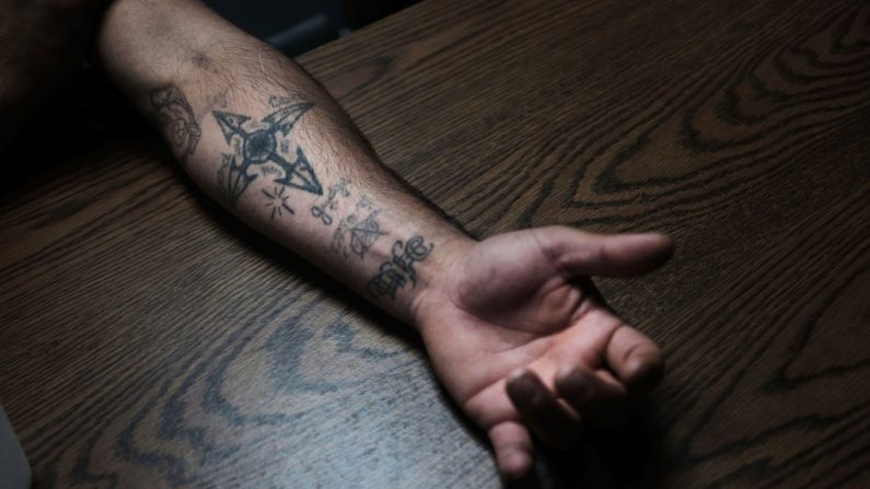 Un hombre exhibe su tatuaje en una cocina de Clarksburg el 22 de agosto de 2018 en Clarksburg, Virginia Occidental. (Spencer Platt/Getty Images)