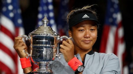 Naomi Osaka posa con su trofeo del Abierto de Estados Unidos