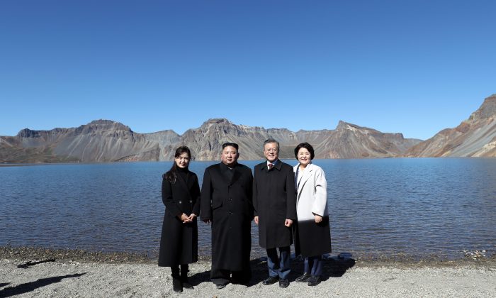 El líder de Corea del Norte Kim Jong Un (2°Izq.) y su esposa Ri Sol Ju (Izq.) posan junto con el presidente de Corea del Sur, Moon Jae-in (2° Der.), y su esposa Kim Jung-sook (Der.) en la cima del Monte Paektu, Corea del Norte. (Pyeongyang Press Corps/Pool/Getty Images)