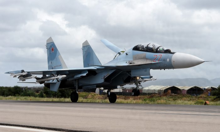 Un bombardero Su-35 ruso aterriza en la base militar de Hmeimim en la provincia de Latakia, Siria, el 4 de mayo de 2016. (Vasily Maximo/AFP/Getty Images)