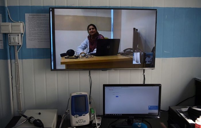 Esta fotografía, una doctora habla durante una entrevista con un periodista por medio de software especializado desde un centro de tratamiento de telemedicina en línea dirigido por el gobierno. Esta metodología se podrá utilizar en los diferentes estados de México. FOTOGRAFÍA DE AFP / AAMIR QURESHI / TO GO WITH: Pakistan-health-technology, FEATURE by Sajjad Tarakzai (La foto debe leer AAMIR QURESHI/AFP/Getty Images)