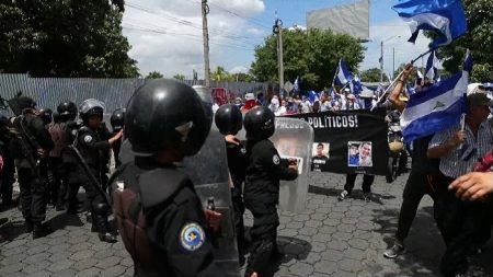 Un herido de bala y una patrulla quemada deja protesta en Nicaragua