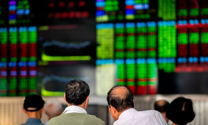 Inversionistas monitorean los precios de las acciones en la Bolsa de valores de Shanghai, el 25 de septiembre de 2018. (Johannes Eisele/AFP/Getty Images)