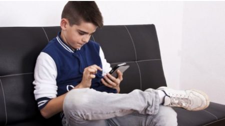 Francia prohíbe a sus estudiantes utilizar teléfonos celulares en las salas de clases