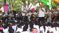 Orquesta de Acapulco lleva música a escuelas para aislar a niños de violencia