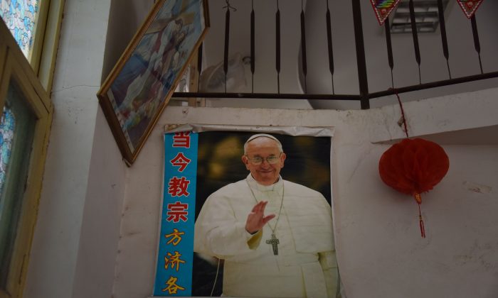 Un cartel del Papa colgado en una iglesia clausurada en Xincun, en la provincia central de Henan, China, el 12 de agosto de 2018. (Greg Baker/AFP/Getty Images)