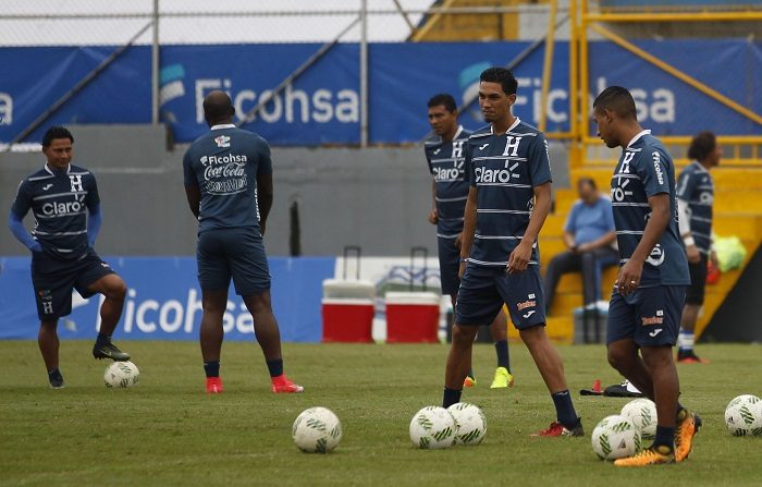 Futbolistas que militan en EE.UU, México, España y Costa Rica refuerzan la selección de Honduras.
La selección nacional de fútbol de Honduras enfrentará en un partido amistoso a su similar de Emiratos Árabes Unidos, el 11 de octubre próximo en Barcelona. EFE/Archivo