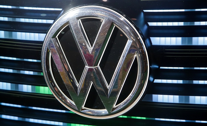 Volkswagen va a dar primas de hasta 5.000 euros para cambiar a modelos nuevos.
El grupo automovilístico alemán Volkswagen va a dar primas de hasta 5.000 euros para que los clientes cambien su vehículo con un motor diésel viejo por uno más moderno y menos contaminante. EFE/Archivo