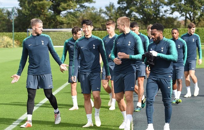 Kane: "Jugar contra Messi es una gran prueba".
Los jugadores del Tottenham Hotspurs (de i a d) Toby Alderweireld, Son Heung-min, Eric Dier y Danny Rose a su llegada a una sesión de entrenamiento del equipo en Enfield, al norte de Londres (Reino Unido) hoy, 2 de octubre de 2018. EFE