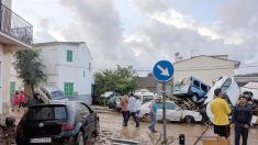 Nadal achica agua en las casas dañadas por la riada de Mallorca