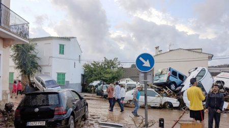 Nadal achica agua en las casas dañadas por la riada de Mallorca