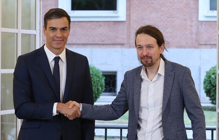 El presidente del Gobierno español, Pedro Sánchez (izda), y el secretario general del partido de izquierda Podemos, Pablo Iglesias. EFE