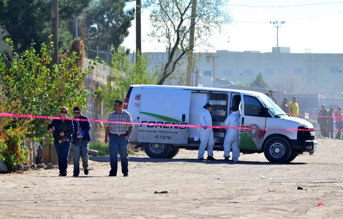 Peritos forenses investigan en la vivienda donde ocho personas fueron asesinadas a puñaladas en Ciudad Juárez, norte de México. EFE/STR/Archivo