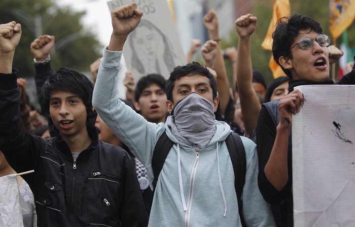 Estudiantes de la Universidad Nacional Autónoma de México (UNAM) participan en una marcha silenciosa en Ciudad de México (México). EFE/Archivo