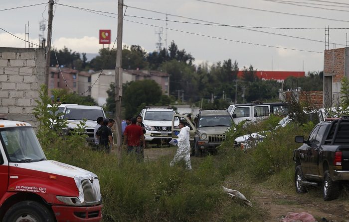 Peritos forenses trabajan en un predio hoy, lunes 15 de octubre de 2018, en la periferia del municipio de Tonalá, en el estado de Jalisco (México). Al menos 10 cuerpos, entre ellos el de una mujer, fueron localizados en dos fosas clandestinas descubiertas en Tonalá, en el occidental estado mexicano de Jalisco, informaron hoy fuentes de la fiscalía estatal. EFE