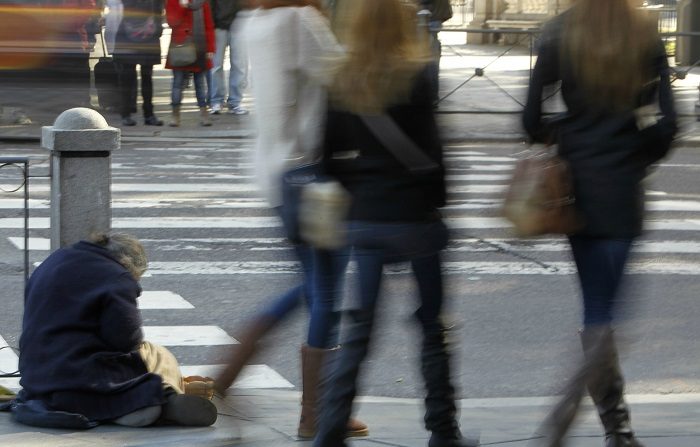 Menos personas en riesgo de pobreza, pero las que lo están, empeoran condiciones.
Un mendigo pide limosna en la Plaza de Cibeles de la capital española. EFE/Archivo