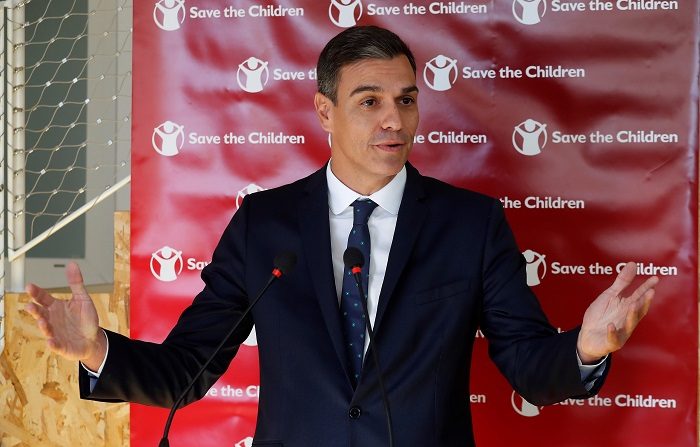 Imagen del presidente del Gobierno Pedro Sánchez, durante su visita al centro de recursos para la infancia y la adolescencia de Save the Children en Vallecas EFE