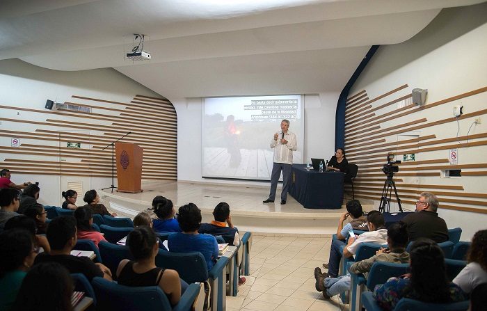 El director de la Agencia Efe México, Emilio Sánchez Carlos, habla durante su conferencia "Fake news y postverdad: los nuevos retos del periodismo" hoy, jueves 18 de octubre de 2018, en la ciudad de Mérida, en el estado de Yucatán (México). EFE