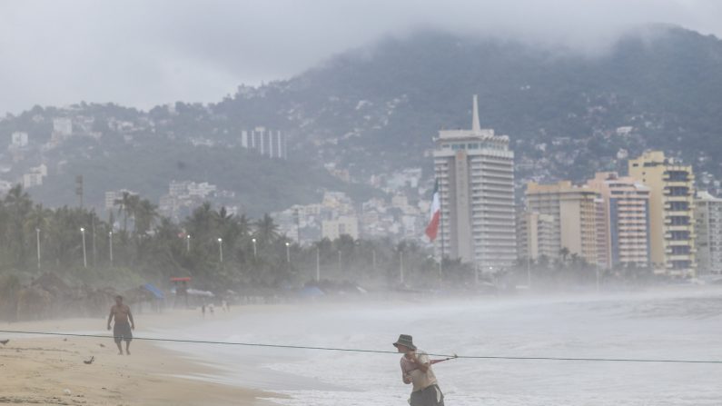 El Gobierno mexicano informó este lunes 30 de agosto que el paso del huracán Nora este fin de semana por las costas del Pacífico dejó un menor muerto, un desaparecido, un herido y 355,000 usuarios sin luz. EFE/Archivo