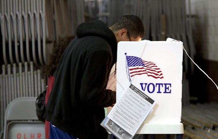 Un joven hispano deposita su voto en EE.UU. en 2016 (EFE/Archivo)