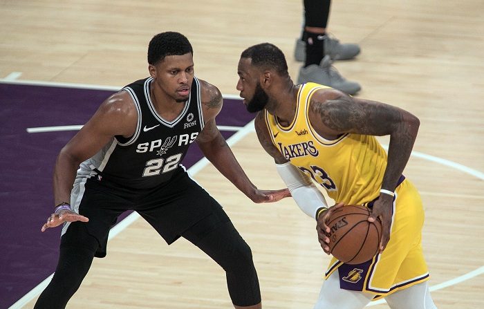 Rudy Gay (i) de San Antonio Spurs en acción ante LeBron James (d) de Los Ángeles Lakers durante un partido de NBA hoy, lunes 22 de octubre de 2018, en el Staples Center de Los Ángeles (EE.UU.). EFE