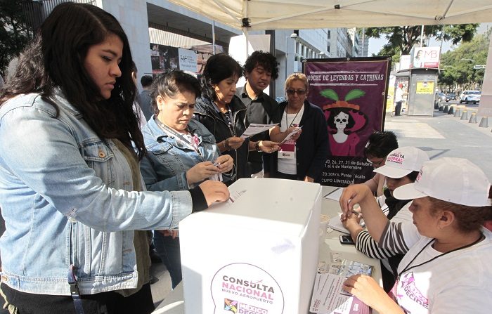 Ciudadanos mexicanos votaron el, jueves 25 de octubre de 2018, en urnas instaladas en diferentes puntos de Ciudad de México (México). EFE  