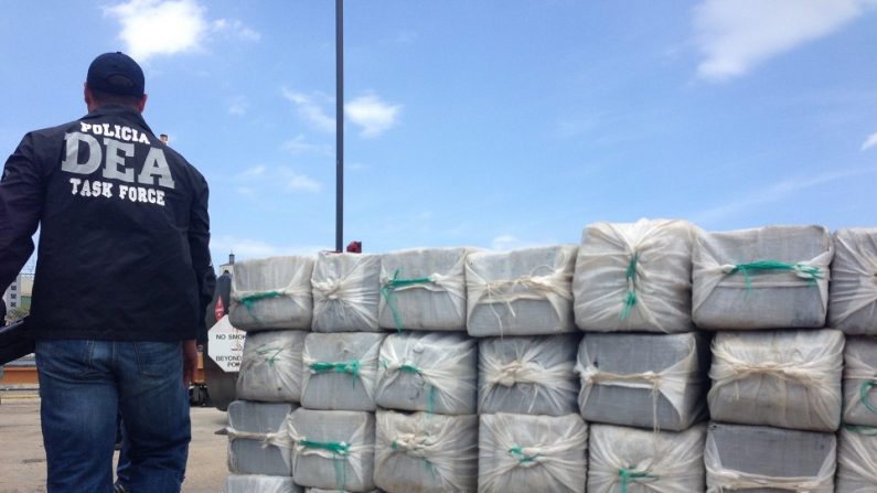 Agentes de la Secretaría de Marina (Semar) de México decomisaron 1,96 toneladas de cocaína frente a las costas del estado de Michoacán, oeste del país, y detuvieron a seis personas, informó este miércoles la institución. EFE/Archivo